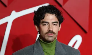 Джо Джонас показа новото си гадже след развода със Софи Търнър