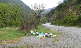 След дъждовете: Река Струма потече бяла от пластмаса 