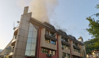 Над 8 часа гасиха пожара в центъра на Смолян