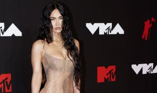 Меган Фокс едва облечена на наградите MTV (СНИМКИ)