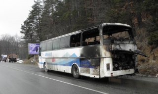Автобус се е запали в движение край Разлог (Снимки)
