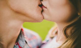 Сексолог: Целувката е безполезна и опасна