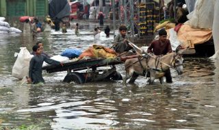 Загинали при наводнения в Пакистан