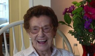 100-годишна баба разкри тайната на дълголетието... бира и чипс