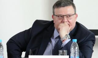 925 души, осъдени на затвор, се разхождат свободно