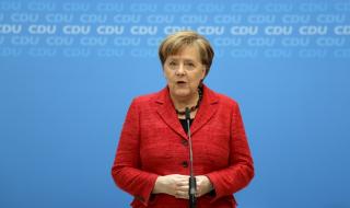 Чисто голата Ангела Меркел на показ във Франция (СНИМКА)