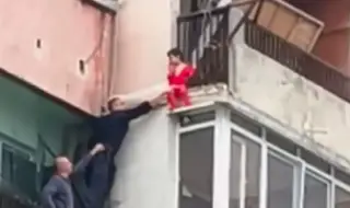 Проверяват дали детето, спасено от тераса в Ямбол, не е било наказано навън