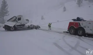 Снежна буря затвори 160 километра от магистрала в Калифорния ВИДЕО