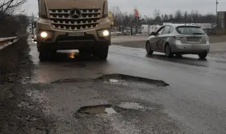 Стотици милиони евро потъват в дупките по пътищата на Северозапада