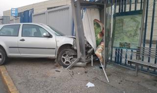 Мъж загина, колата му се заби в автобусна спирка в Пловдив