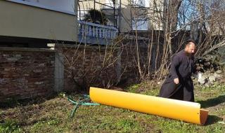 Над 2-метрови отломки от антена паднаха в двора на отец Стоян Кралев