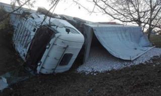 ТИР помете 6 паркирани коли и се обърна в канавка на входа на Велико Търново