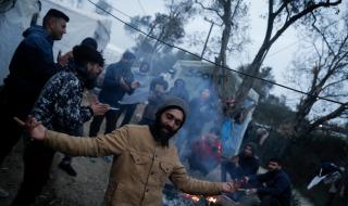 Гърция ще спира бежанците с плаваща бариера