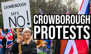 Хиляди протестираха на Острова срещу настаняването на стотици мигранти във военен лагер