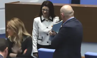 След час дебати: Парламентът прекрати пълномощията на Десислава Атанасова