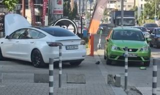 Агресията на пътя като че ли излиза извън контрол: Шофьор потроши паркиран автомобил в центъра на София посред бял ден
