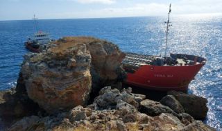 Ситуацията с кораба край Камен бряг е критична