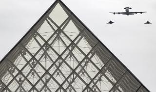 ''Взривът'' в Париж се оказа шумен самолет