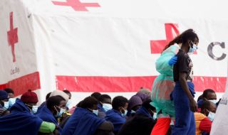 Спасиха над 400 мигранти край Канарските острови