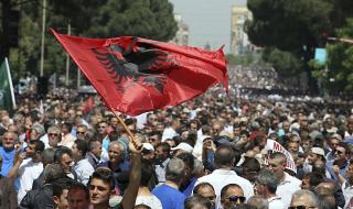 Албания търси решение за кризата