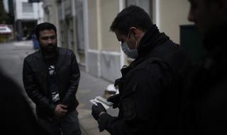 Мъж с коронавирус плюл в лицата на полицаи в Атина