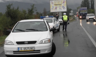 Повече полицаи дебнат по пътищата