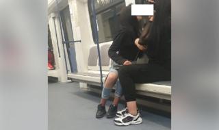 Малолетни се нашмъркаха пред всички пътници в метрото