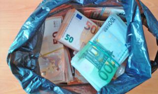 Хванаха бос на италиански клуб с чанта, пълна с евро