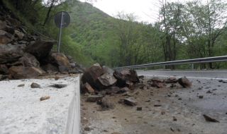 Срутище на пътя Асеновград – Смолян, движението е затруднено