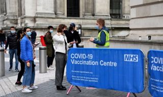 Великобритания се отказва от идеята за пълна ваксинация на студентите