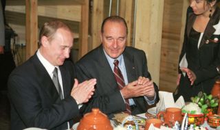 Еманюел Макрон не изключи, че може да отнеме връчения на Владимир Путин орден на Почетния легион