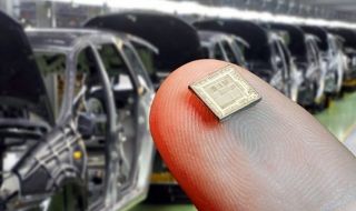 Защо производителите на електроника се "къпят" в чипове, а автомобилните концерни страдат от недостиг?