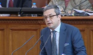 Биков беснее от парламентарната трибуна, съзря преврат и "мошенгии"