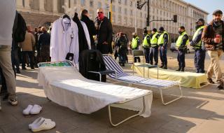 "Отровното трио" : Леглата не лекуват сами