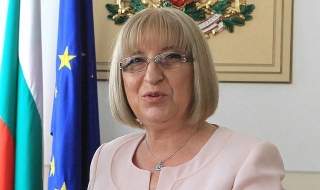 Цецка Цачева временно се оттегли като председател на НС