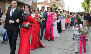 Абитуриeнтско хоро в центъра на Ардино