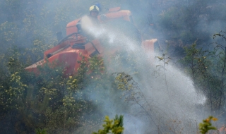 Пожарът край Ардино е овладян, но не е потушен