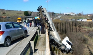 Цистерна се преобърна на мост и надвисна над ж.п. линия (Снимки)