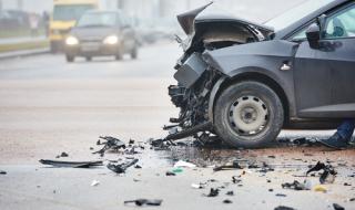 Безразсъден шофьор блъсна кола и рани мъж