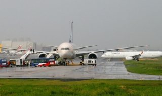 Пътнически самолет кацна аварийно в Манила