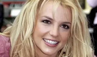 Бритни Спиърс се появи в окаян вид и чаша в ръка (СНИМКИ)