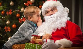 Палаво момченце подкупи Дядо Коледа