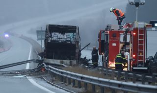 Автобусът ковчег пътувал в конвой с още три рейса