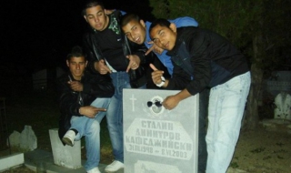 Задържани са вандалите, поругали гробище