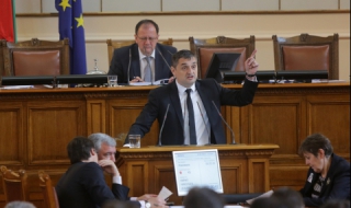 Добрев: Скъпи дами, уважаеми другарки, извинявайте