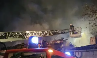 Пожар горя в къща в центъра на Русе (СНИМКИ/ВИДЕО)