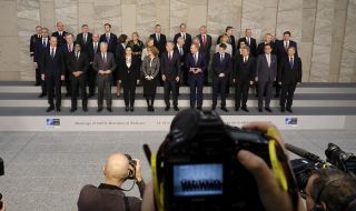 Разнобой в алианса! Париж и Берлин имат различия за членството на Киев в НАТО 
