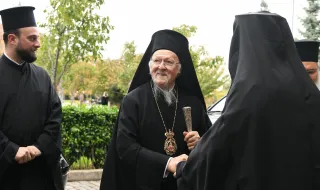 Вселенският патриарх Вартоломей пристигна в България, посрещнаха го с протест пред Синодалната палата 