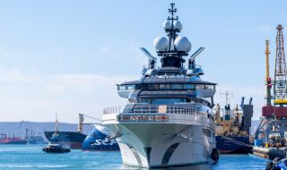 Олигарх скри невероятната си яхта във Владивосток