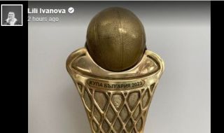 Лили Иванова честити спечелената Купа на България на баскетболния Левски, Тити й подарил трофея